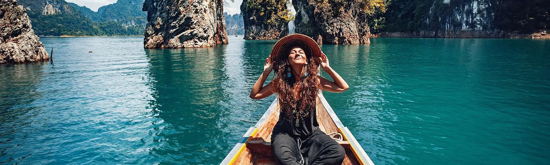 Frau auf Schiff in Thailand