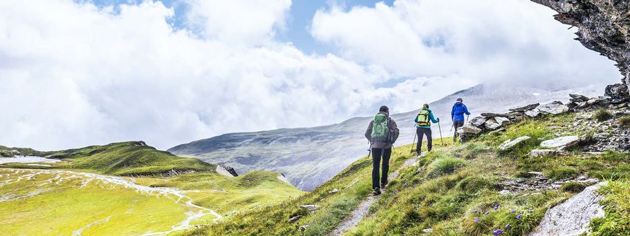Wanderer in den Bergen auf einem Wanderpfad