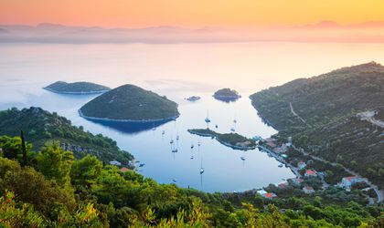 Eine Luftaufnahme einer Insel mit türkisfarbenem Wasser.