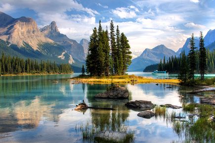 Blick über einen funkelnden See in Alberta Kanada
