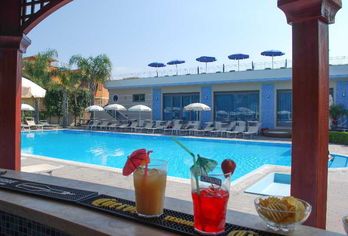 Hotel, Première