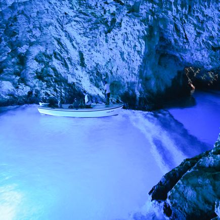 Cluburlaub Dalmatien Istrien Boot in einer Grotte