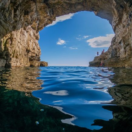 Höhle am Strand Galebove, Istrien