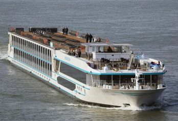 Kreuzfahrtschiff, MS Adora