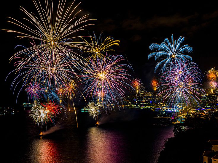 Silvester Feuerwerk über dem Wasser