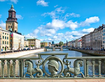 Blick auf eine Stadt mit Fluss
