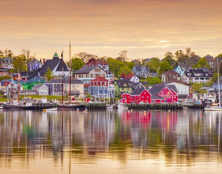 Blick über das Wasser auf das Stadtbild von Lunenburg