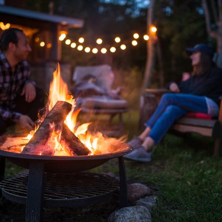 Paar vor Lagerfeuer 