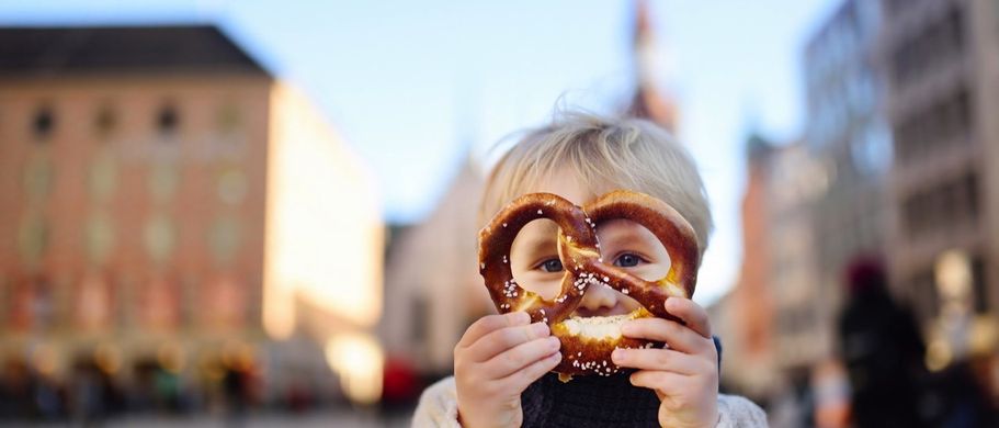 Kind mit Brezel in München