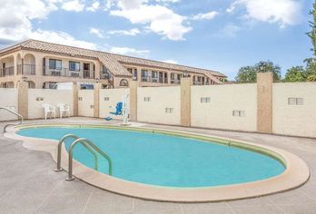 Days Inn by Wyndham Kingman East