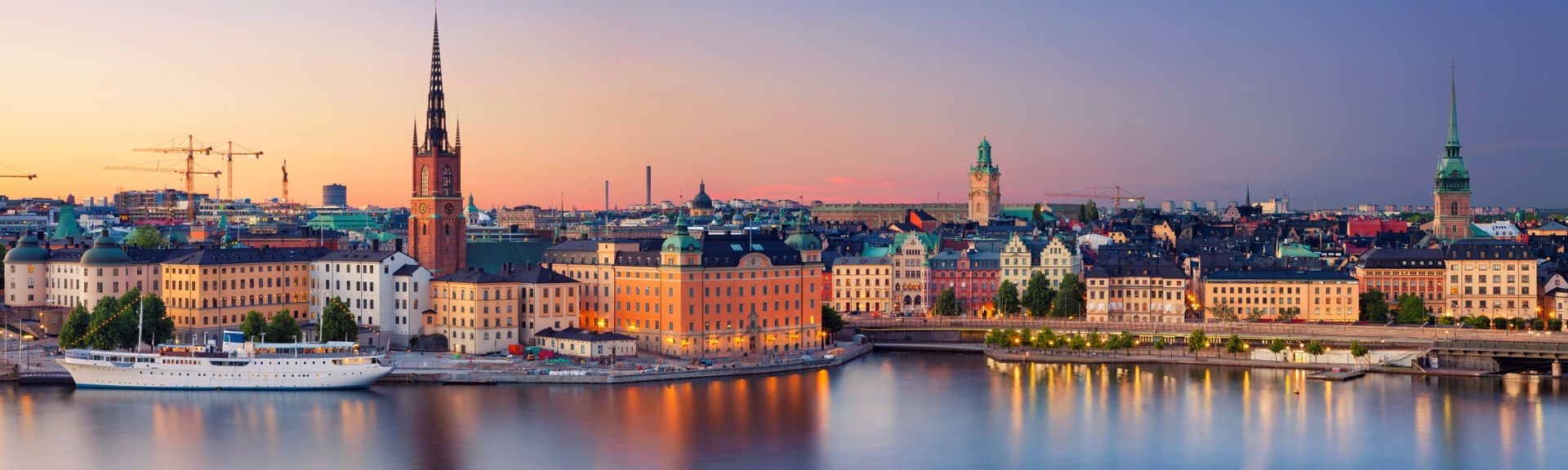 Blick über das Wasser hin zu den imposanten Gebäuden Stockholms. 
