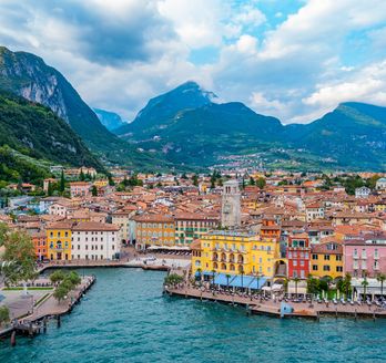 Blick auf den kleinen Hafen und einige Häuser in Riva del Garda.