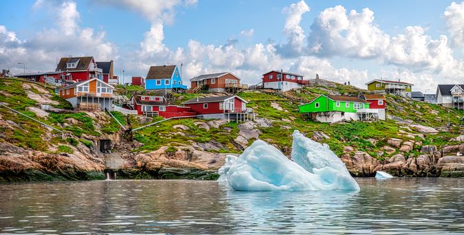 Landschaftsbild mit kleinem Eisberg in Grönland