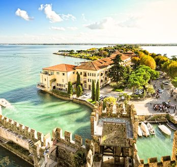 Eine Luftaufnahme einer Insel mit einer Burg.