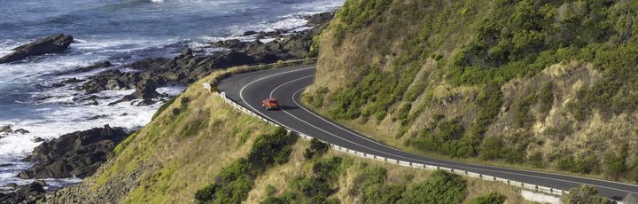 Straße am Rand vom Ufer