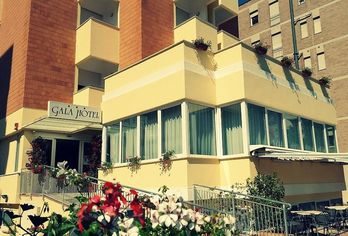 Hotel, Gala
