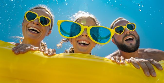 Famile mit gelbem Schwimmring