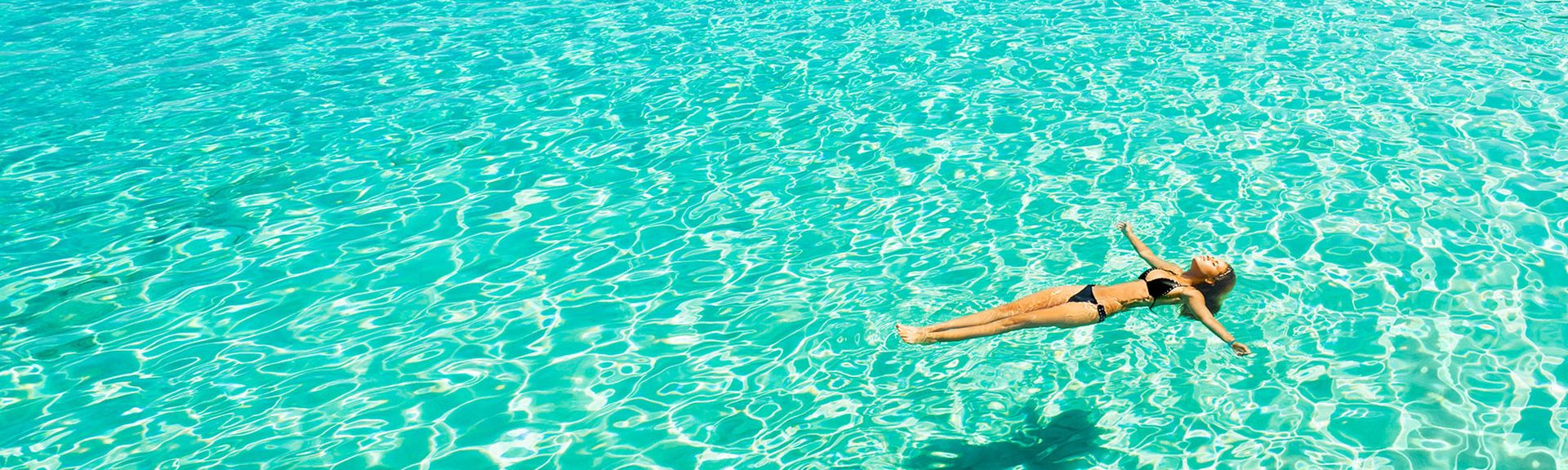 Frau schwebt im Wasser