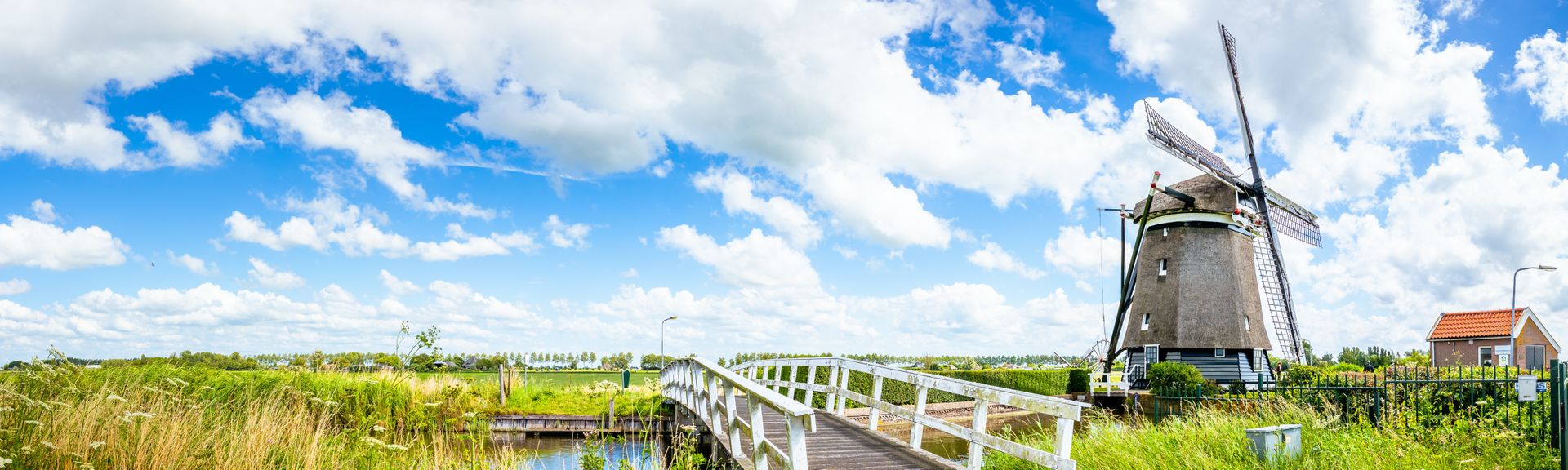 Blick auf die typische holländische Windmühle 