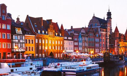 Eine Altstadt in Danzig, Polen, mit bunten Häusern am Kanal und Booten.