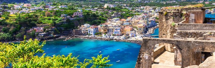 Eine Küstenstadt mit Gebäuden am Wasser und Booten.