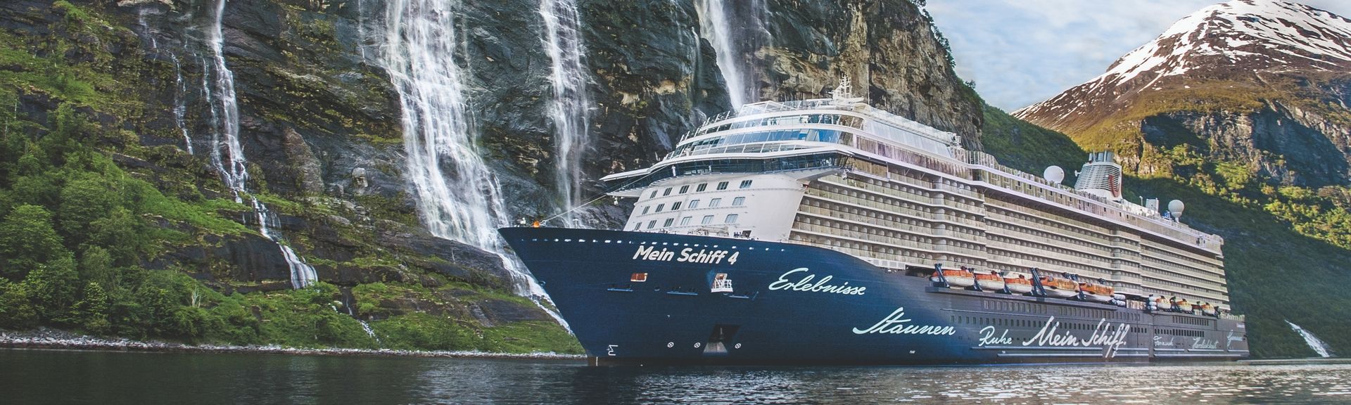 Mein Schiff 4 in norwegischem Fjord