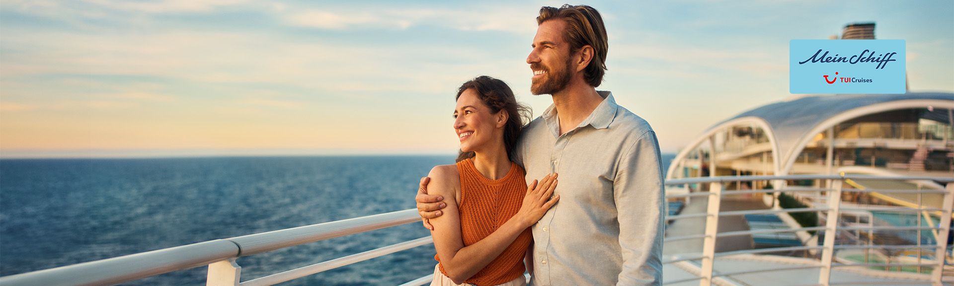 Paar steht an Deck der Mein Schiff Flow