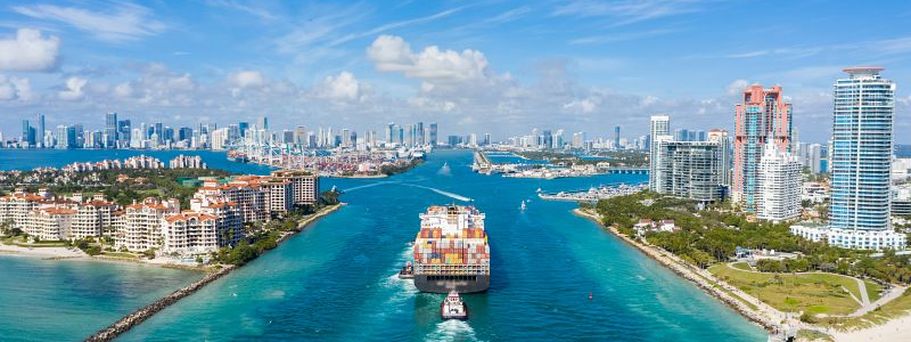Miami Containerschiff im Hafen