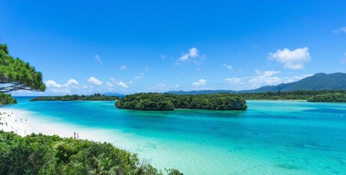 Okinawa blaues Wasser mit weißem Strand und grünen Inseln 