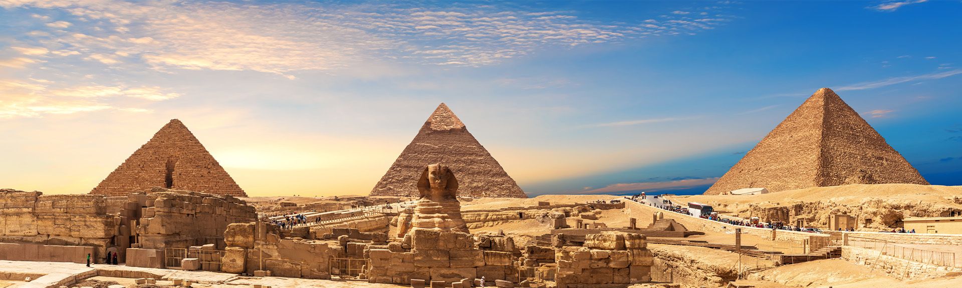 Pyramiden in Ägypten davor eine Sphinx