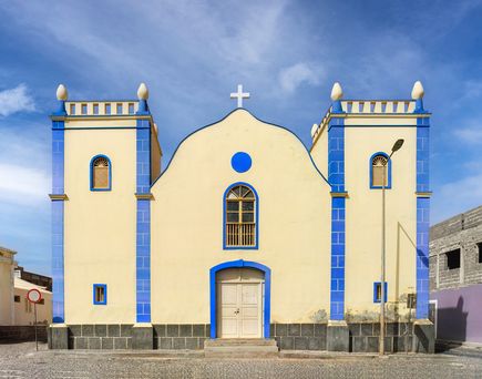 Vibrant Santa Isabel Kirche auf Boa Vista