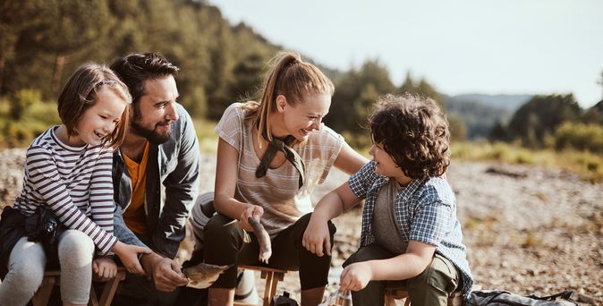 Familie am Bach