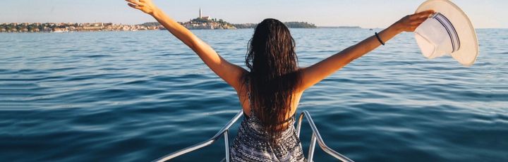 Dame freut sich an Board zu sein 