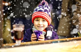 Weihnachtsmarkt Junge Heißgetränk