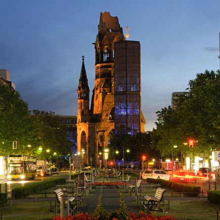 Shopping in Deutschland Berlin Kaiser-Wilhelm-Gedächtniskirche bei Nacht