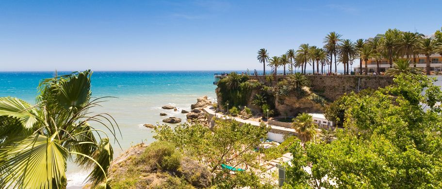 Blick auf die Bucht des Nerja Resorts