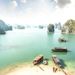 Bizarre Felsen im Wasser prägen die Ha-Long-Bucht