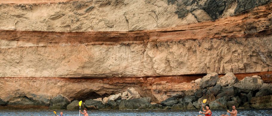 Menschen im Kayak zwischen Gebirgsschluchten