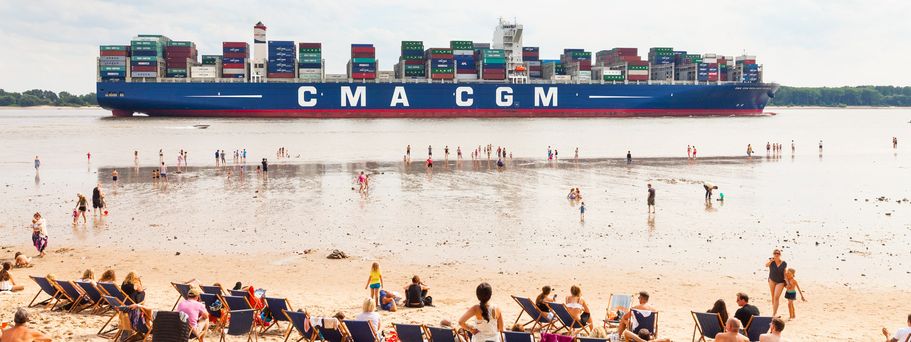 Hamburg Städtereisen Urlaub Elbstrand mit Blick auf Hafen