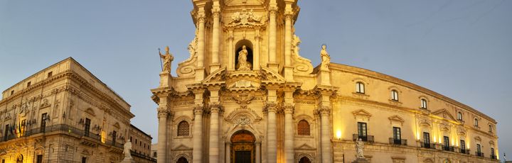 Ein historisches Gebäude mit einer imposanten Fassade und einem Turm.