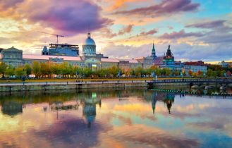 Im Wasser gespiegelte Ansicht des Parlamentsgebäudes von Montreal im Sonnenuntergang