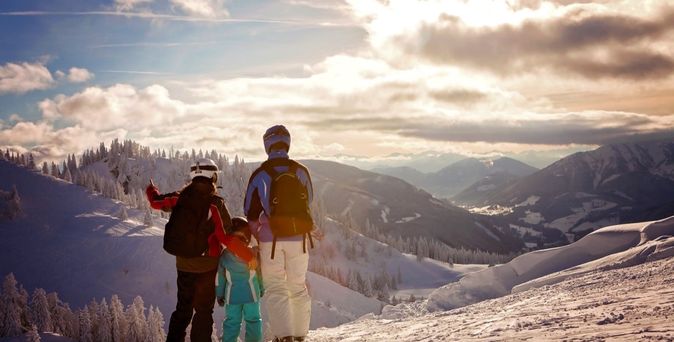 Skifahrer in Berglandschaft