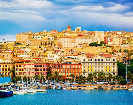 Blick auf Hafen von Sardinien 