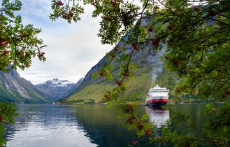 Hurtigruten Schiff auf dem norwegischen Fjord