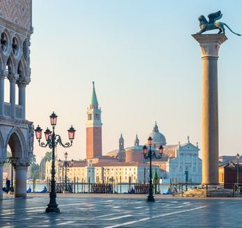 Der Markusplatz in Venedig, Italien, mit dem Campanile und den Gebäuden.