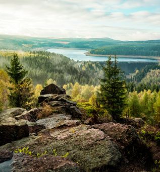 Blick vom Felsen über die Landschaft Erzgebirge Sachsen Talsperre Flaje