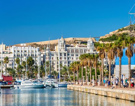 Blick auf die Marina von Alicante mit Booten im Vordergrund und Häusern im Hintergrund