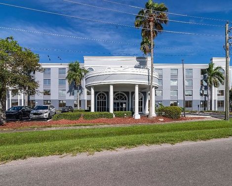 Best Western Fort Myers Inn & Suites-4