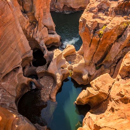 In der Schlucht lassen sich die wunderschönen Bourke‘s Luck Potholes bestaunen