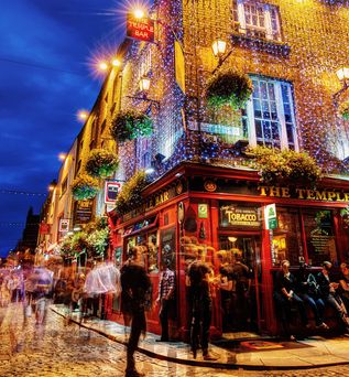 Eine belebte Straße in Dublin, Irland, mit einem traditionellen Pub.